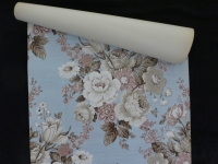 Papier peint vintage fleurs beige et rose sur un fond bleu clair