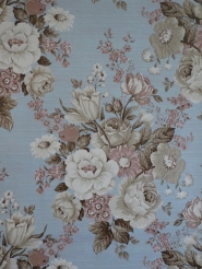 Papier peint vintage fleurs beige et rose sur un fond bleu clair