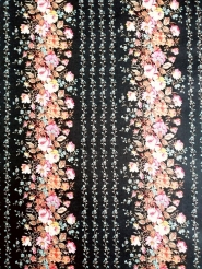 Papier peint vintage avec des petites fleurs rose et bleu clair sur un fond noir
