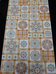 oranje bruine bloemen in een geometrisch patroon